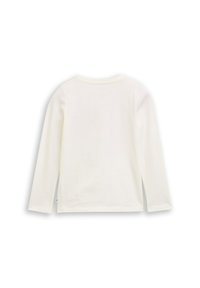 Langärmliges weißes Baumwoll-T-Shirt mit rundem Ausschnitt, seitlichen Schlitzen am Saum und einer glatten, weichen Textur. Einfaches und schlichtes Design.