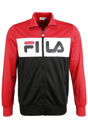 Kurtka sportowa z czerwonymi rękawami i kołnierzem, czarnym korpusem, białym panelem na klatce piersiowej, zamkiem z przodu oraz dużym logo FILA w czerwieni i czerni na piersi.