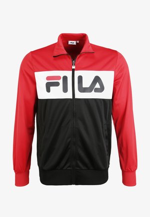 Trainingsjacke mit roten Ärmeln und Kragen, schwarzem Körper, weißem Brustpaneel, Frontreißverschluss und großem FILA-Logo in Rot und Schwarz auf der Brust.