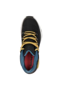 Zapatilla deportiva negra con cordones amarillos, cuello azul y interior rojo. Parte superior texturizada con el logotipo visible en la lengüeta y en los acentos laterales.