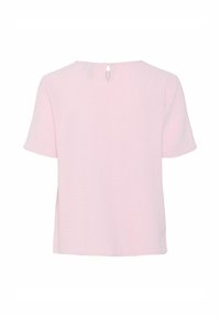 Camicia rosa chiara a maniche corte con finitura testurizzata, presenta un'apertura a chiave sul retro e spacchi laterali per il comfort.