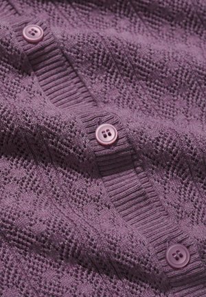 Cardigan mov tricotat cu modele diamant, cu platcă cu nasturi cu tiv reiat și trei nasturi rotunzi asortați fixați pe centru.