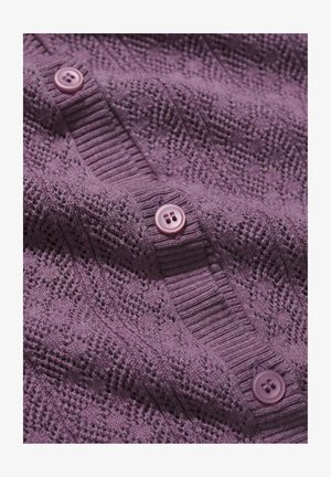 Lilla kootud kardigan teemantmustritega, soonikkoes nööbirihmaga ja kolme ühte tooni ümmarguse nööbiga, mis on keskel kinnitatud.