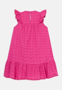 Fuksia kjole med volangermede ermer, blomstermønster og lagdelt hem. Har en nøkkelhullsrygg og lett stoff.
