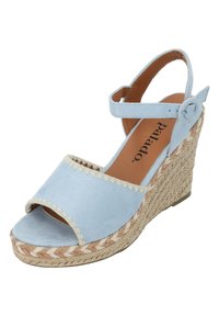 Sandalo wedge espadrilles di colore blu chiaro con punta aperta, cinturino alla caviglia regolabile e suola in juta intrecciata con accenti beige e marroni.