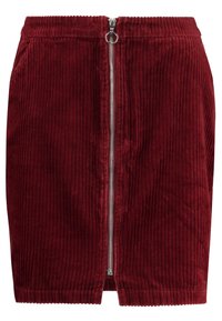 Burgundyröd kordskjol med vertikal ribbad textur, framzipperstängning och rak passform. Har en slits i fållen för lättare rörelse.