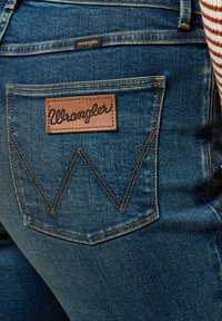 Wrangler FIERCE - Alt laienevad teksad - phoenix