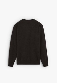 Suéter marrón oscuro con mangas largas, escote redondo y una textura suave. La vista trasera muestra un diseño simple sin patrones ni adornos.