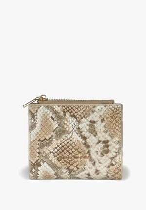 Cartera texturizada con estampado de serpiente en tonos dorados y beige. Presenta un cierre con cremallera y un acabado mate con detalle de logo en relieve en la parte frontal.