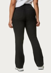 Sorte flagrende jeans lavet af denim med en glat tekstur, der har to baglommer og en høj talje. Velegnet til afslappet brug.