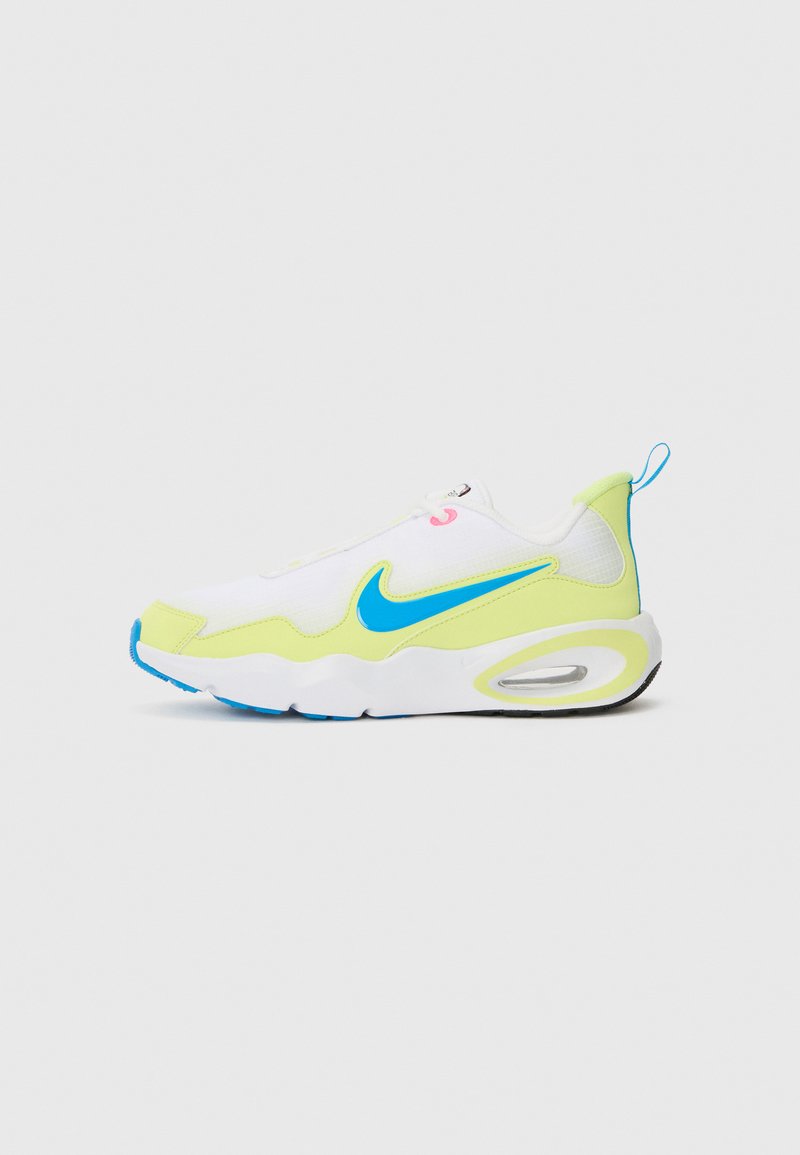 Bijela tenisica s žutim i plavim akcentima, koja ima glatki dizajn i vidljivo zračno jastučić u potplatu. Lagana tekstilna gornja plast.