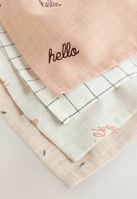 Stapel von gefalteten Baumwolltüchern in Pastellrosa und Weiß, mit Rautenmuster und gesticktem Kursive-"Hallo"-Text.