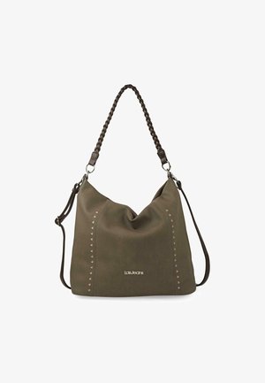 Bolso de hombro verde oliva hecho de tela, con una correa trenzada, tachuelas doradas a lo largo del costado y un logo exhibido en la parte frontal.