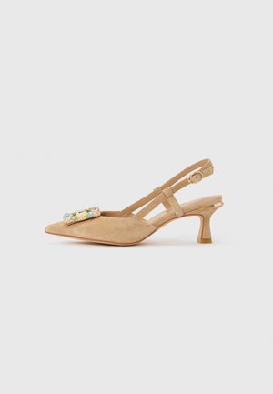 Beige suède slingback kitten heel met een puntige neus en een rechthoekige, met juwelen versierde sierrand op het voorste bandje.