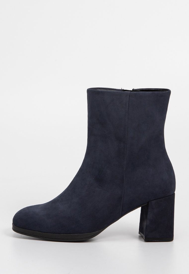 Marineblauwe suède enkellaars met een vierkante blokhak, een gladde textuur en een minimalistisch ontwerp. Voorzien van een zijrits voor gemakkelijke toegang.