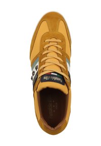 Gul sneaker med en kombination av mocka och nätmaterial, snörningsdesign och ett blått accentband. Inkluderar varumärke på tungan.