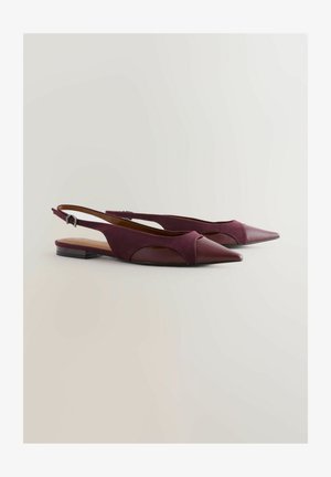 Bailarinas burdeos con talón abierto, punta afilada, upper de ante, diseño recortado, correa ajustable con hebilla y tacón plano negro.