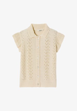 Cardigan en tricot crème, avec des manches courtes, un col, une fermeture à boutons et un motif ajouré sur l'ensemble. Texture douce et coupe ajustée.