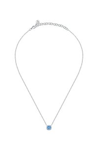 Collana in argento con pendente rotondo in pietra blu e montatura ad anello testurizzata. Lunghezza regolabile con chiusura a gancio.