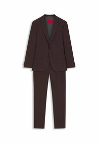 Zweiteiliger Anzug in tiefem Burgunderrot aus glattem Stoff gefertigt. Verfügt über ein einreihiges Jackett mit zwei Knöpfen und maßgeschneiderte Hosen.