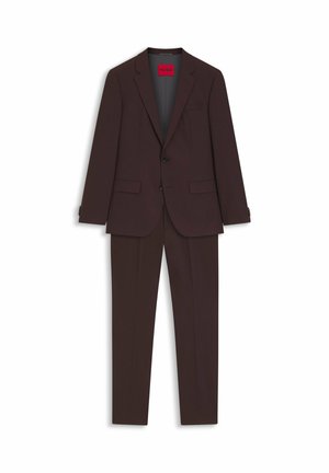 Completo in due pezzi color bordeaux intenso, realizzato in tessuto liscio. Presenta una giacca monopetto con due bottoni e pantaloni su misura.