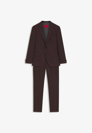 Completo in due pezzi color bordeaux intenso, realizzato in tessuto liscio. Presenta una giacca monopetto con due bottoni e pantaloni su misura.