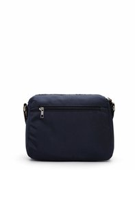 Borsa crossbody blu navy realizzata in tessuto resistente, dotata di tasca frontale con zip e tracolla regolabile. Texture liscia con un design minimalista.