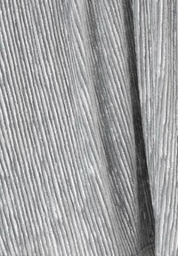 Țesătură argintie cu dungi texturate verticale, care reflectă lumina. Materialul pare neted, cu un luciu subtil și un spațiu regulat în model.