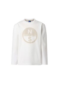 Maglietta a maniche lunghe bianca in cotone, con una grafica circolare beige al centro con la scritta "NORTH SAILS" e le iniziali "N" e "S".
