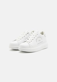 Vita lädersneakers med runda tår, platta skosnören, präglade logodetaljer och texturerade detaljer på hälen. Feta vita gummisulor.