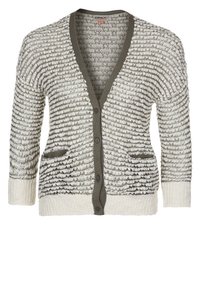 Stickad kofta med en blandning av vita och grå randiga mönster, med v-ringning, två framfickor samt olivgröna detaljer och knappar.
