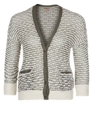 Cardigan tricoté avec un mélange de rayures blanches et grises, présentant un col en V, deux poches à l'avant, ainsi que des accents et des boutons vert olive.
