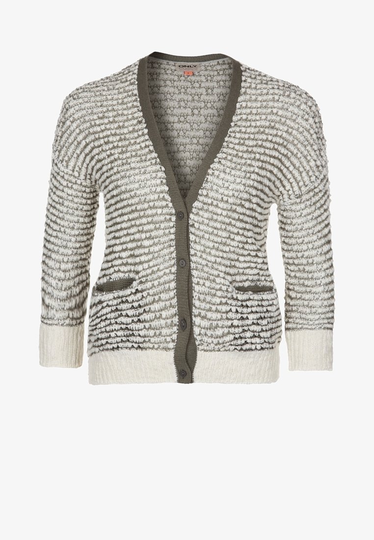 Cardigan tricoté avec un mélange de rayures blanches et grises, présentant un col en V, deux poches à l'avant, ainsi que des accents et des boutons vert olive.