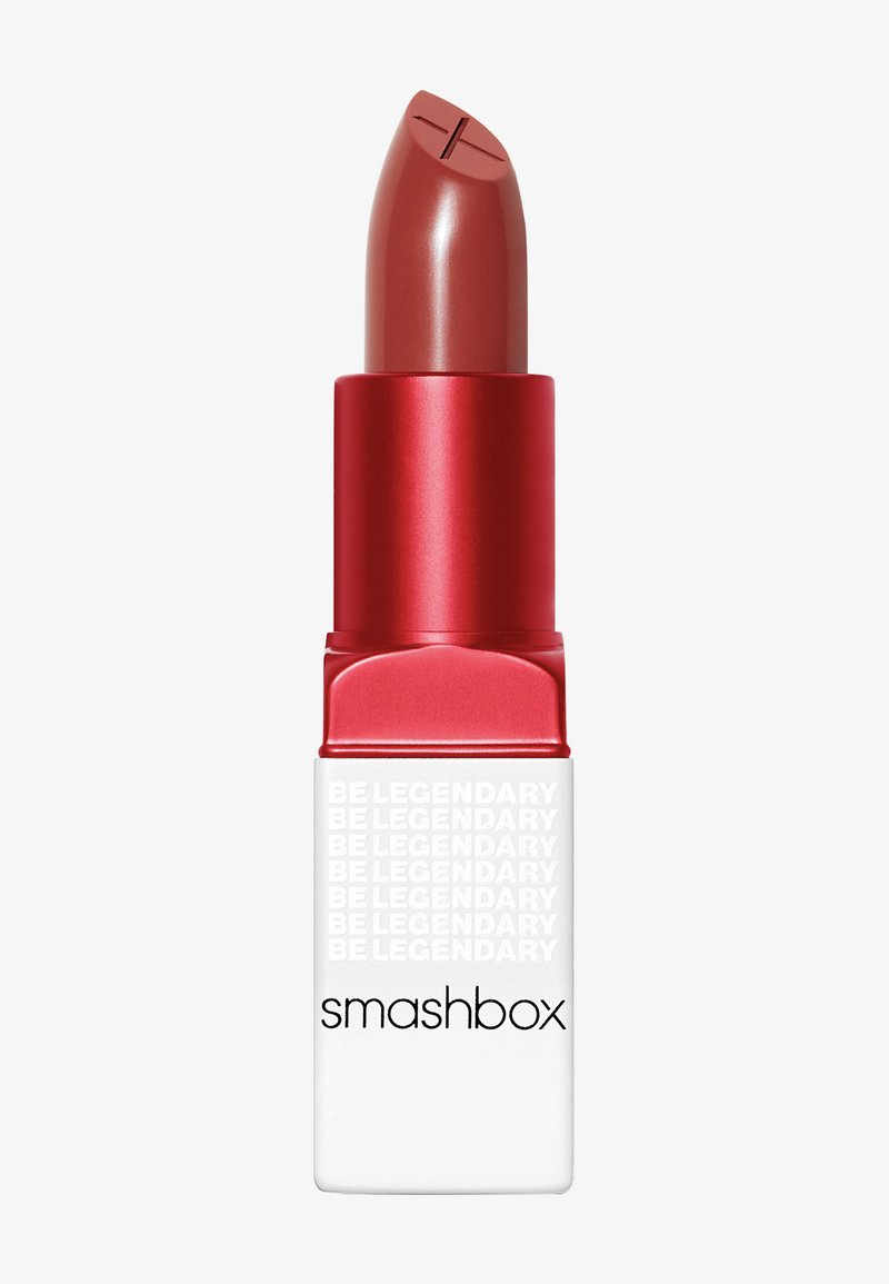 Rouge à lèvres Smashbox dans un tube rouge métallique avec une base blanche. Le raisin est d'une teinte chaude brun-rouge, avec une pointe inclinée unique.