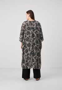 ONLY Carmakoma CARMELDON HOWDY LIFE 3/4 KIMONO  - Leichte Jacke - black