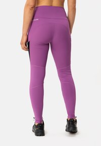 Lila Leggings mit hohem Bund, glatter Textur und kontrastierenden schwarzen Seiteneinsätzen. Verfügt über Nähte für einen figurbetonten Look.