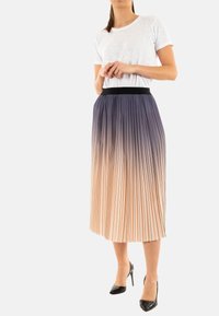 Falda midi plisada en colores degradados, que transicionan de púrpura oscuro a melocotón claro. Presenta una cinturilla negra y una textura suave.