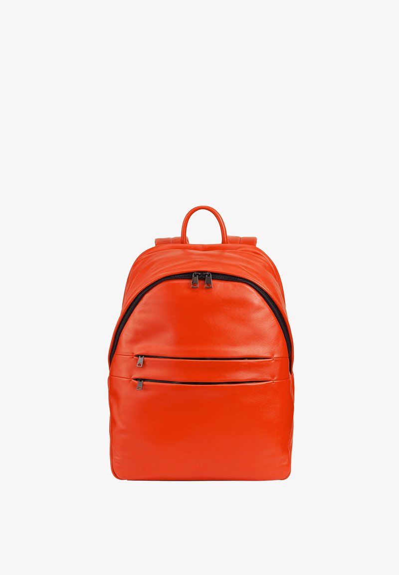 Mochila de cuero naranja con forma redondeada, que presenta dos bolsillos frontales con cremallera y un asa superior. Textura suave y acentos de hardware minimalistas.
