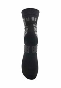 Zwarte sportkous met versterkte teen en hiel, voorzien van ademend materiaal, textuuraccenten en demping voor ondersteuning.
