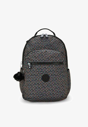 Sac à dos avec un motif géométrique noir, orange et bleu, poche zippée à l'avant, poches latérales, logo Kipling et petit porte-clés en peluche noir.