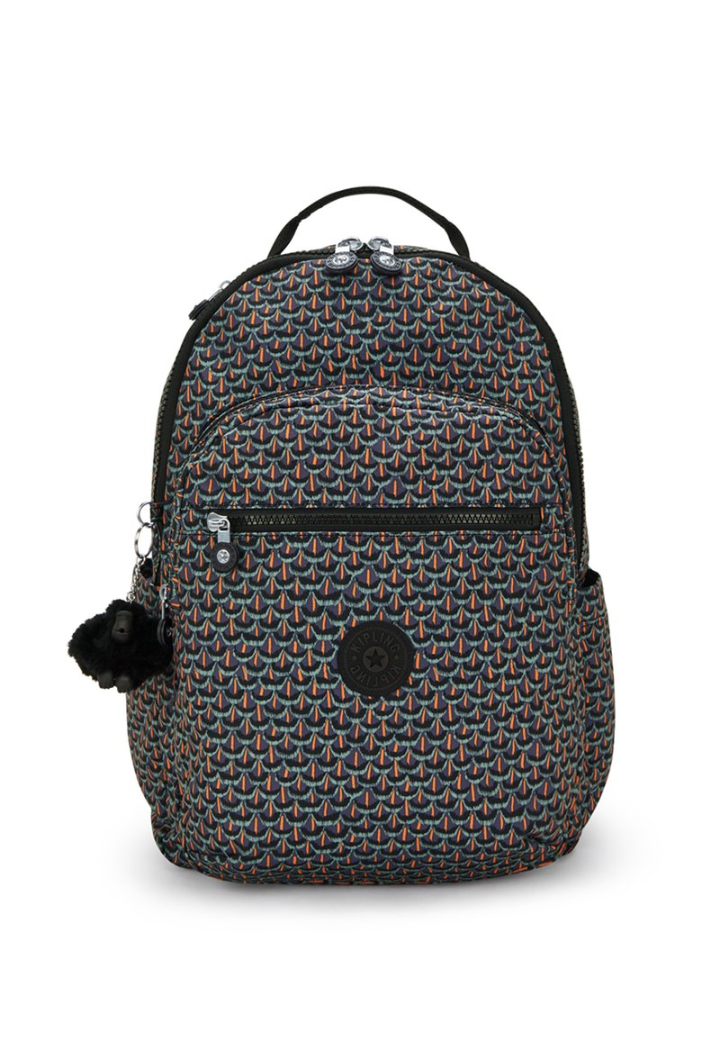 Zaino con motivo geometrico nero, arancione e blu, tasca frontale con zip, tasche laterali, logo Kipling e piccolo portachiavi in peluche nero.
