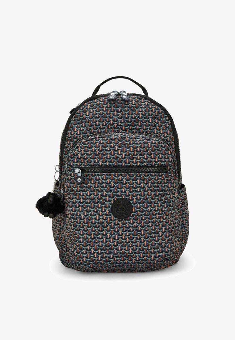 Zaino con motivo geometrico nero, arancione e blu, tasca frontale con zip, tasche laterali, logo Kipling e piccolo portachiavi in peluche nero.