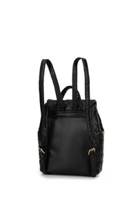 Schwarzer Leder-Rucksack mit gestepptem Muster, verstellbaren Schulterriemen und strukturiertem Design. Goldene Hardware-Details an den Reißverschlüssen.