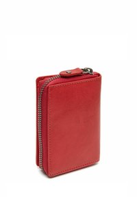 Portafoglio in pelle rossa con una texture liscia, chiusura a zip e pulsante a scatto. Forma rettangolare compatta con dettagli in zip argentata a contrasto.