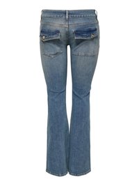 Jean en denim bleu avec jambes évasées, deux poches arrière à rabats boutonnés, et une taille mi-haute avec passants pour ceinture.