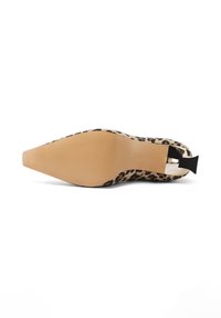 Scarpa con tacco a stiletto in stampa leopardata con una base beige, punta affusolata e un fiocco nero sul retro. Texture liscia con una finitura lucida.