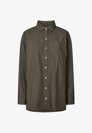 Halenka s dlhým rukávom v tmavo olivovej farbe, vyrobená z ľahkej bavlny, s klasickým golierom, predným zapínaním na gombíky a náprsnom vreckom.