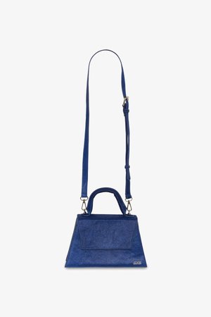 Sac à main en simili cuir bleu de forme triangulaire, avec une poignée supérieure et une bandoulière réglable. Il présente une texture lisse et un détail de rabat à l'avant.
