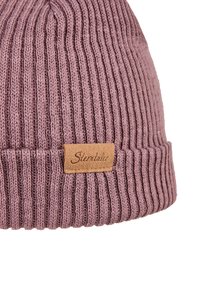 Knitted beanie in soft mauve with ribbed texture. Features a tan leather patch with “Stentale” logo on the folded edge.