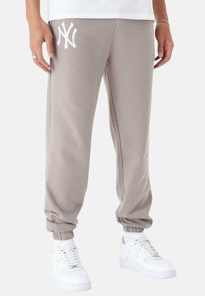 New Era JOGGER NEW YORK YANKEES LEAGUE - Pantalones deportivos - beige